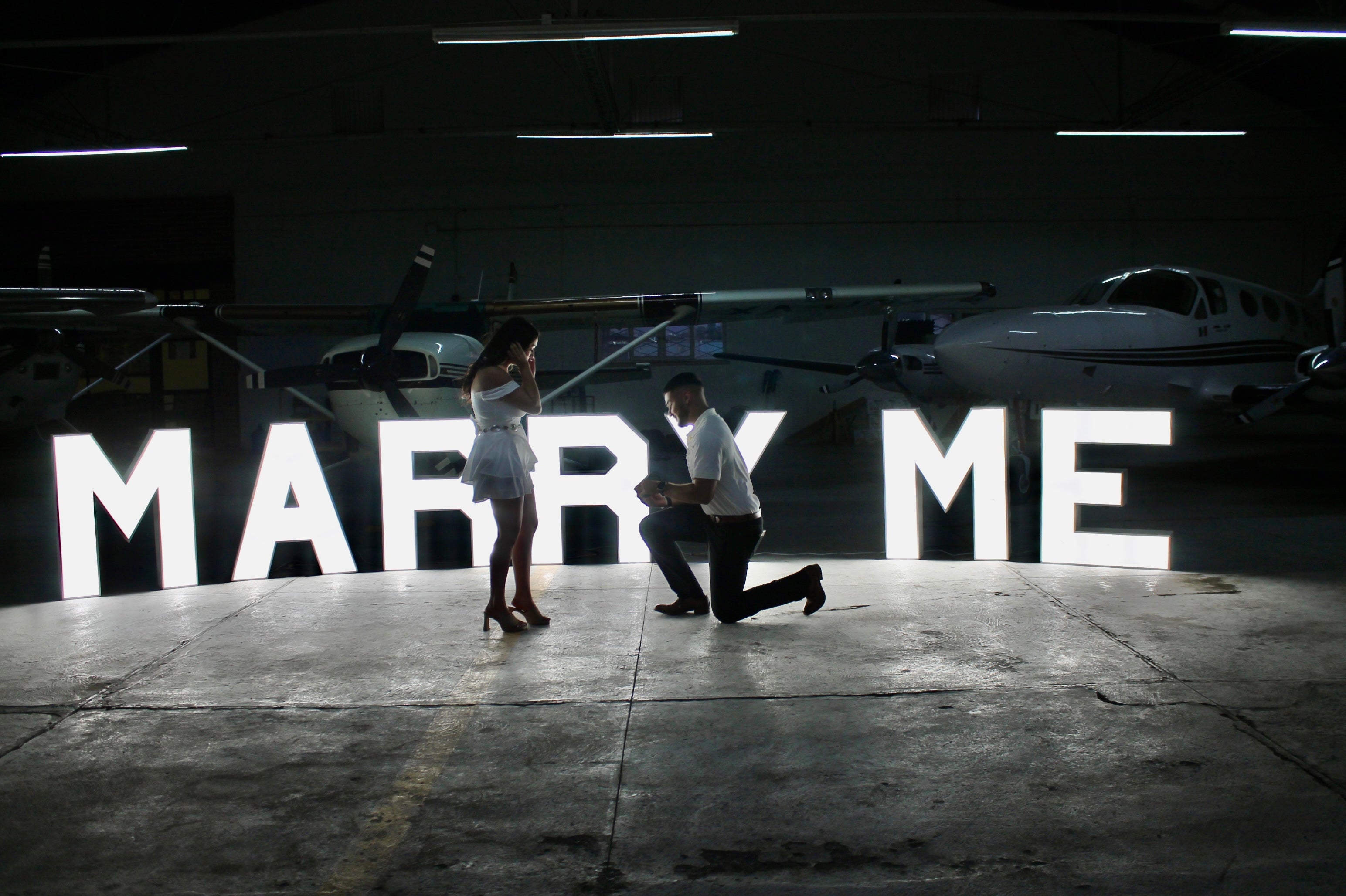 Letras gigantes "Marry me"