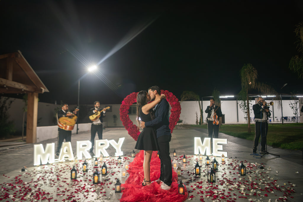 Anillo flores blancas y letras San Valentín