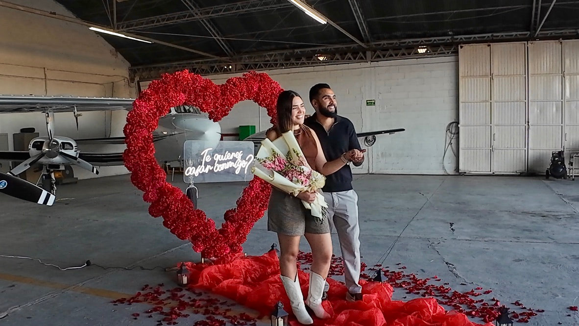 Vuelo en avioneta sobre la ciudad