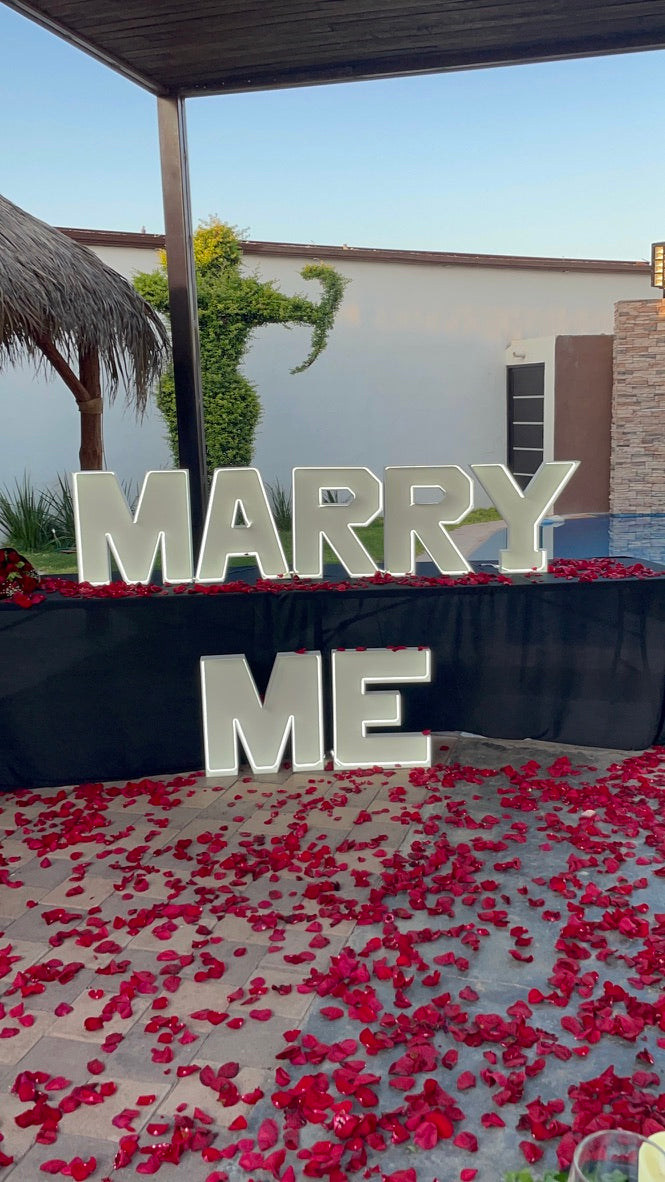 Anillo flores blancas y letras San Valentín
