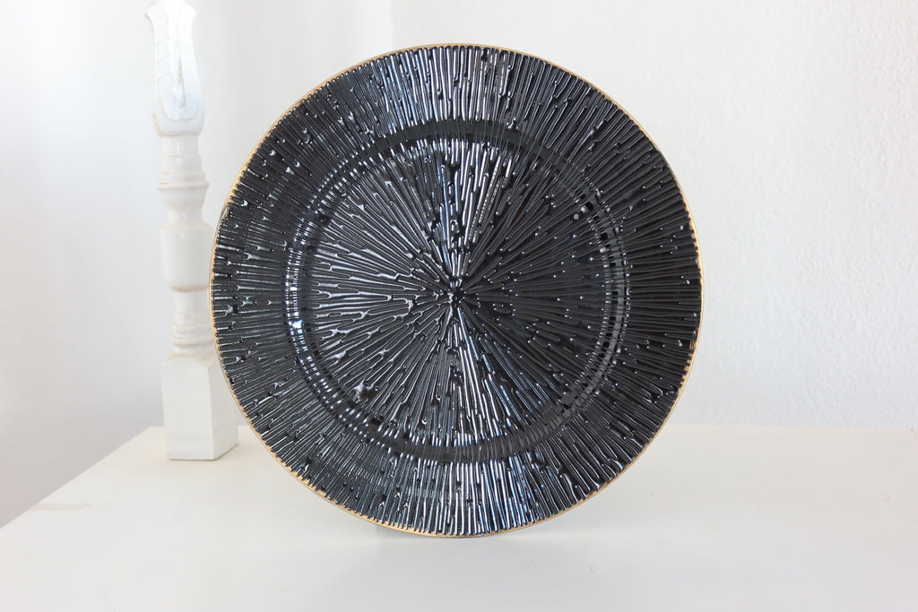 Plato base negro con orilla dorada