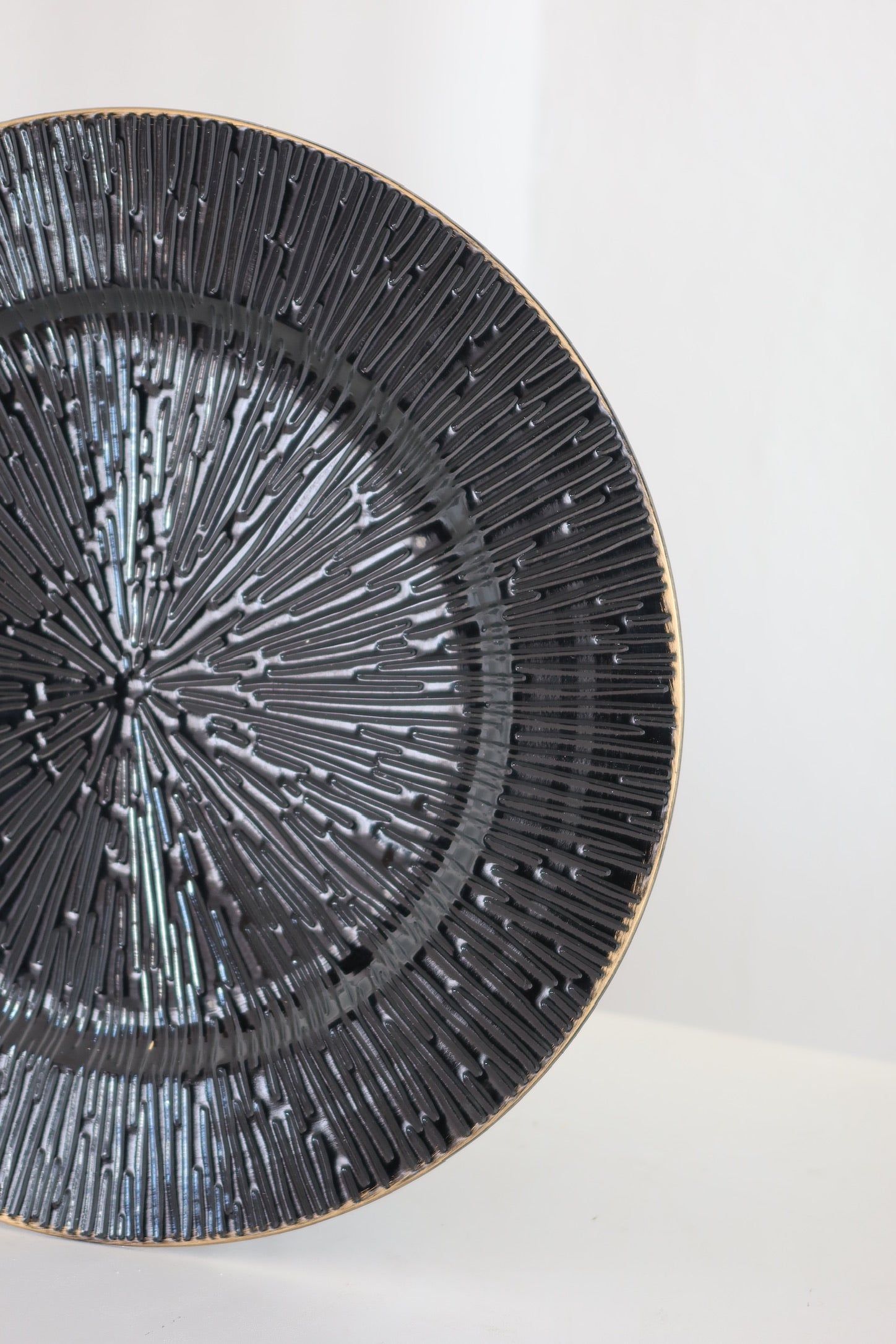 Plato base negro con orilla dorada