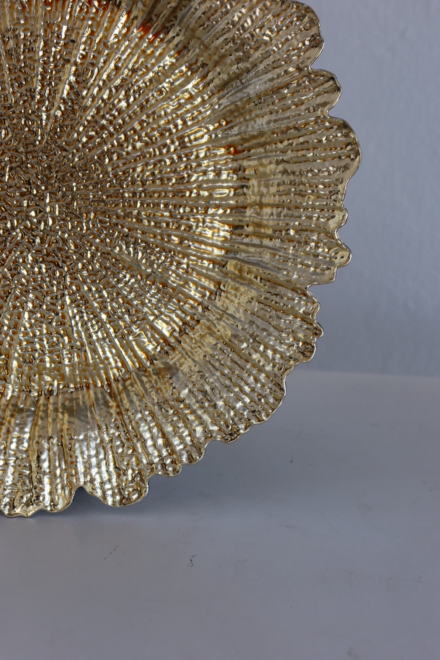 Plato base dorado flor