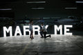 Letras gigantes "Marry me"