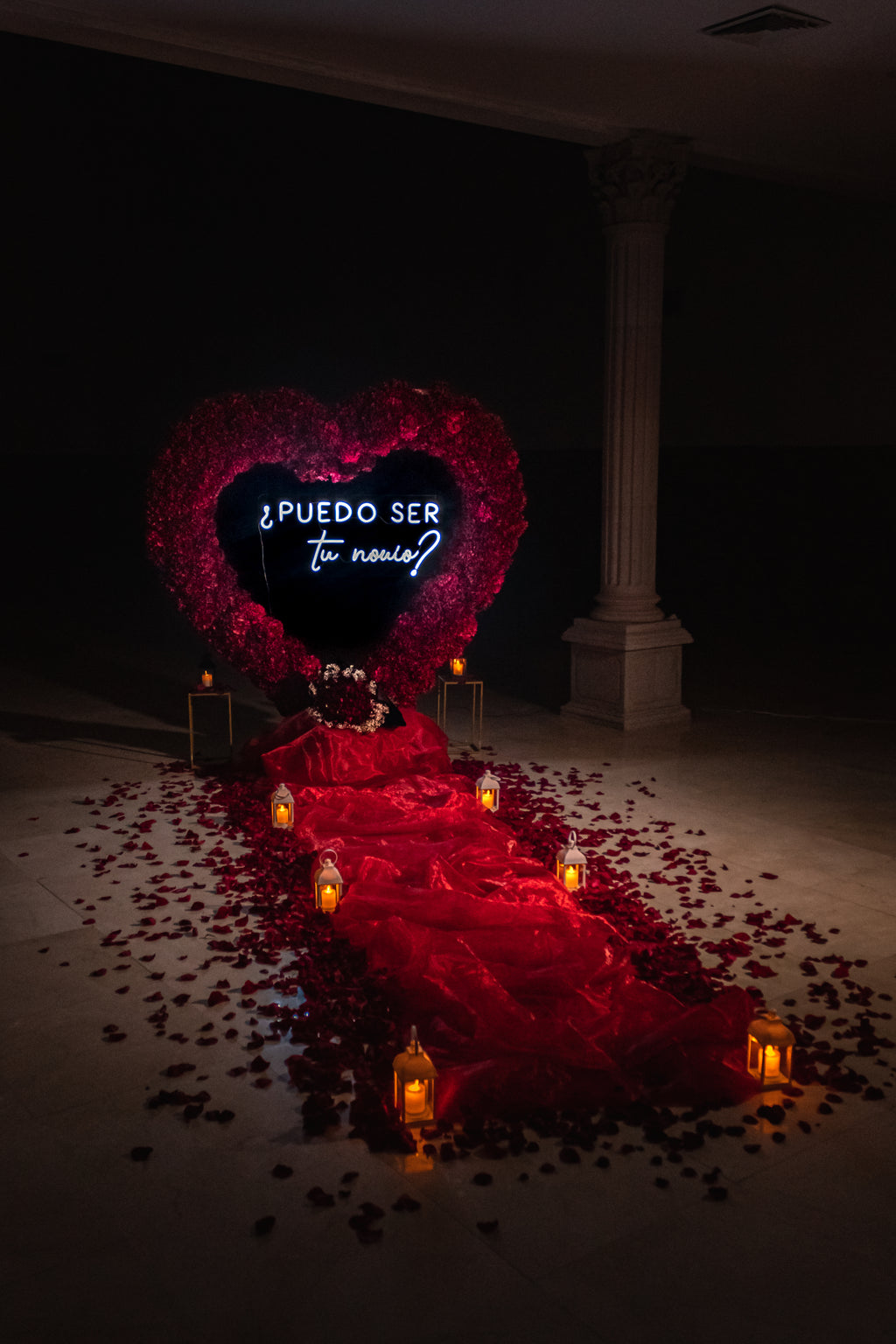 Corazón de flores rojo