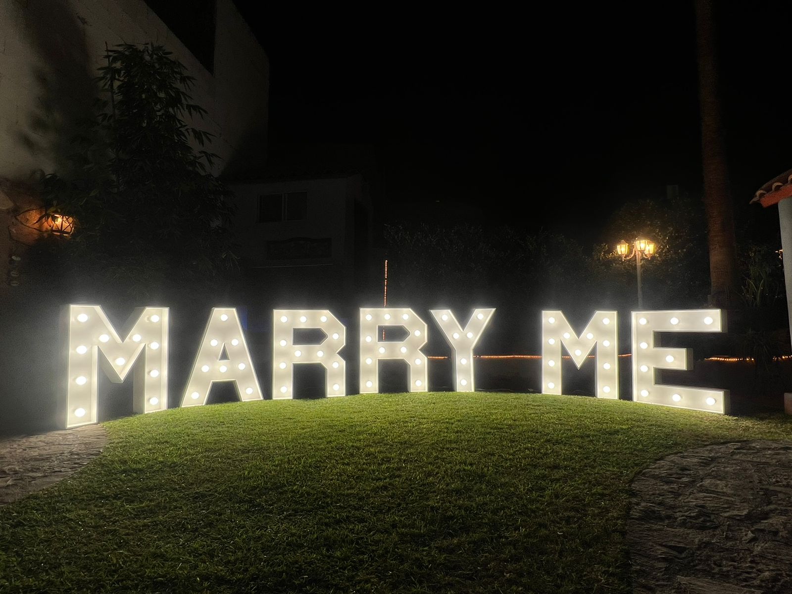 Letras gigantes "Marry me"